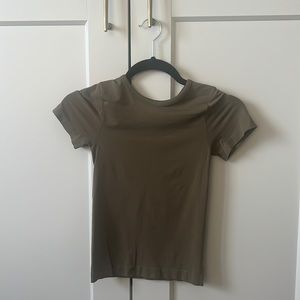 SKIMS SOFT SMOOTHING T-SHIRT in ARMY GREEN (XS)